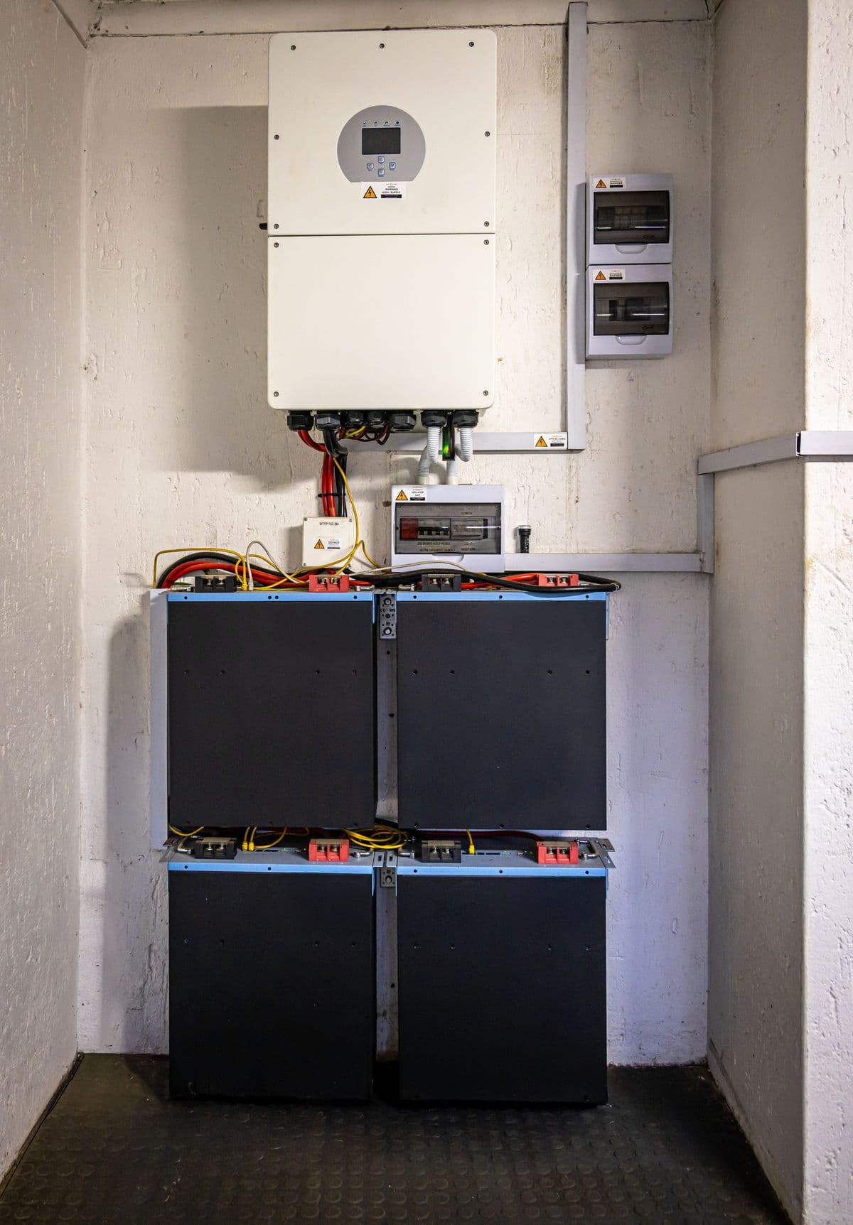 Système de batteries de stockage domestique relié à un onduleur