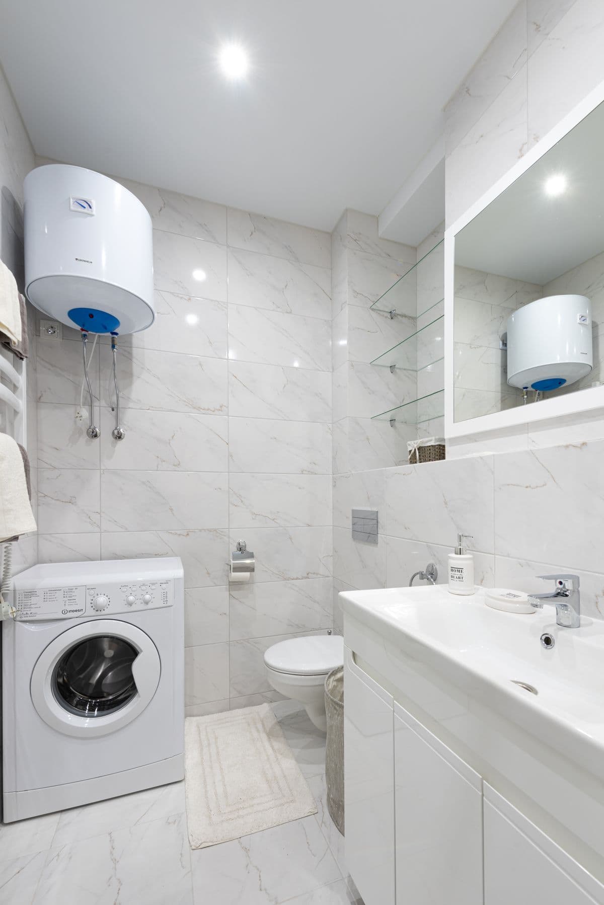 Chauffe-eau installé dans une salle de bain moderne