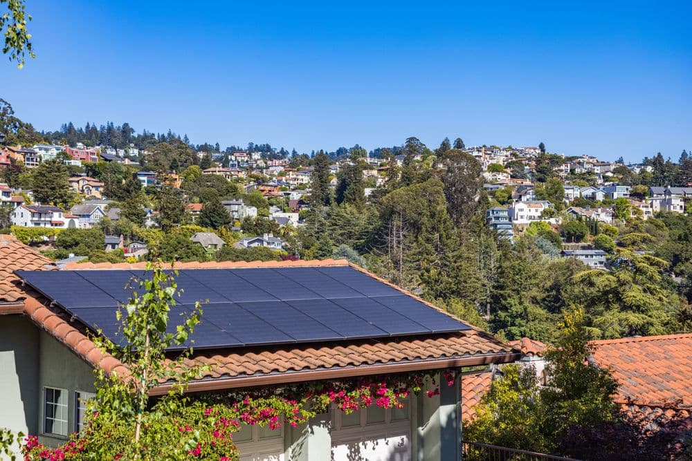 Maison individuelle équipée de panneaux solaires en toiture
