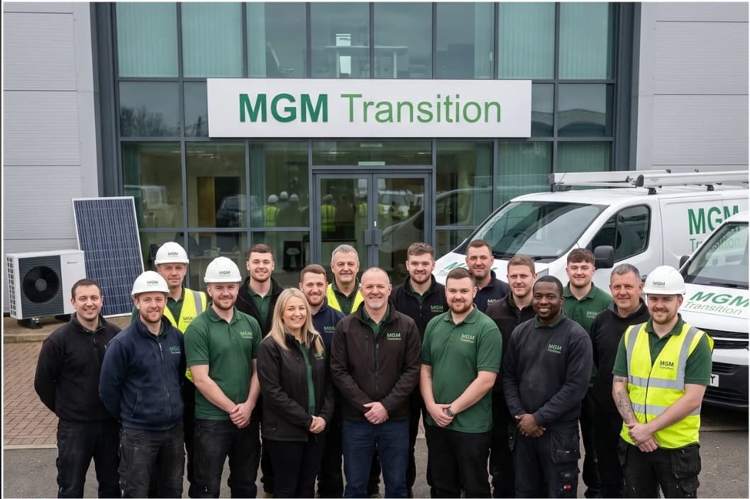 L'équipe d'installateurs MGM Transition devant ses locaux et ses véhicules